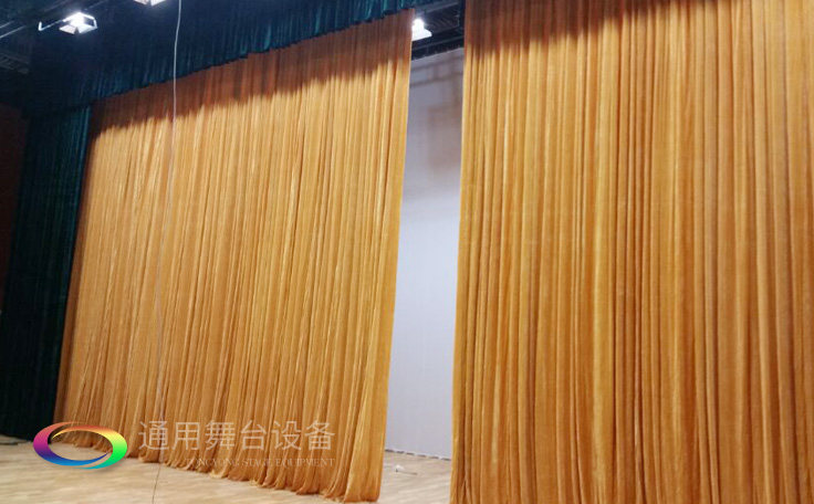 舞臺大幕舞臺阻燃幕布www.tywt.cn、二、三道幕等分割表演區(qū)域，移換場景不間斷