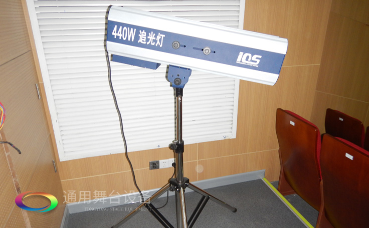 十余年銳意攀登，奮發(fā)圖強(qiáng)！舞臺幕布、機(jī)械等一站式選購供應(yīng)商，舞臺機(jī)械、音響、燈光工程設(shè)計施工承包壹級資質(zhì)——通用舞臺