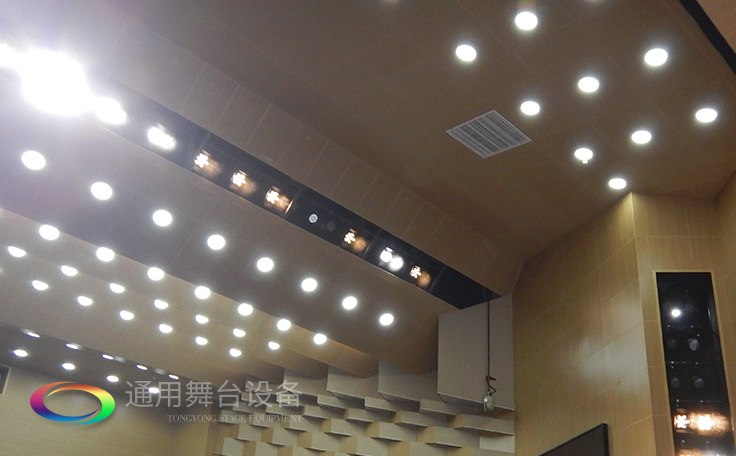 科學計劃工期、合理交叉施工，保質保量順利完成工程的交付！通用舞臺阻燃幕布承接羊城廣州培英中學報告廳項目！