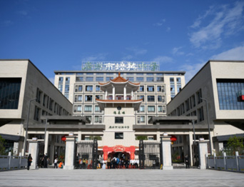 通用舞臺吊桿承接廣州市培英中學(xué)，大屏幕顯示系統(tǒng)、音頻擴(kuò)聲系統(tǒng)、燈光系統(tǒng)、舞臺吊桿及機(jī)械等多系統(tǒng)相互協(xié)作