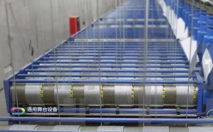 單層纏繞舞臺(tái)吊桿機(jī)（定制型）：行程檢測(cè)、沖頂保護(hù)、松疊繩保護(hù)、超載保護(hù)、變頻調(diào)速、單、多臺(tái)編組運(yùn)行