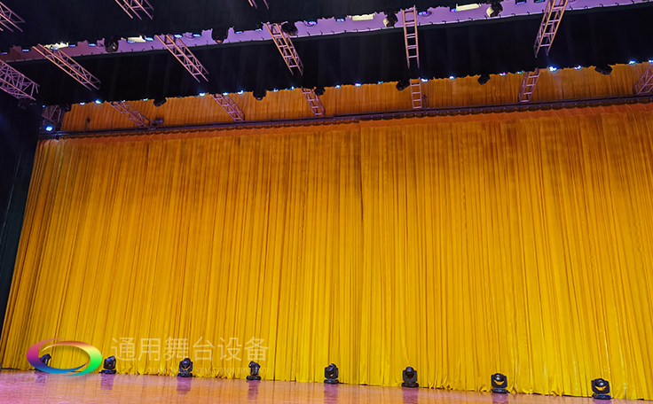 牽引大幕啟閉運動的機械設(shè)備。大幕機（proscenium curtain machinery）