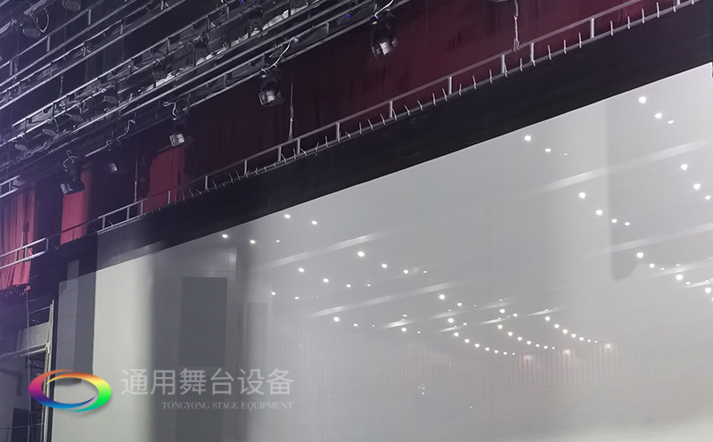 通用舞臺承建：南京曉莊學(xué)院報(bào)告廳舞臺項(xiàng)目（舞臺音響、舞臺燈光吊桿、幕布...）